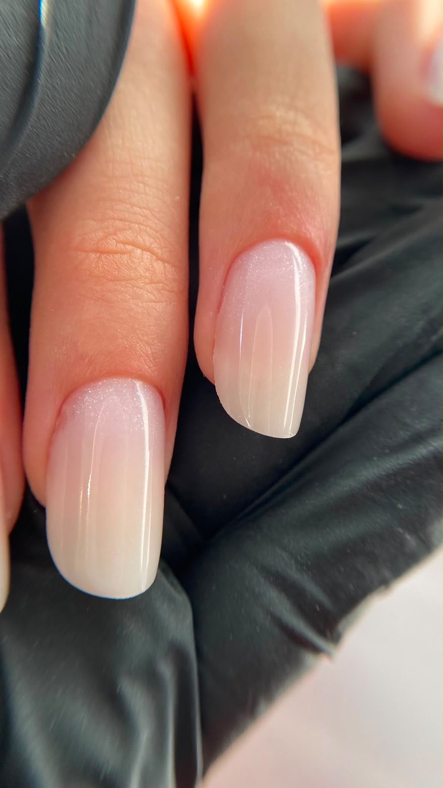 Unghii cu gel în nuanță roz lăptos, formă almond